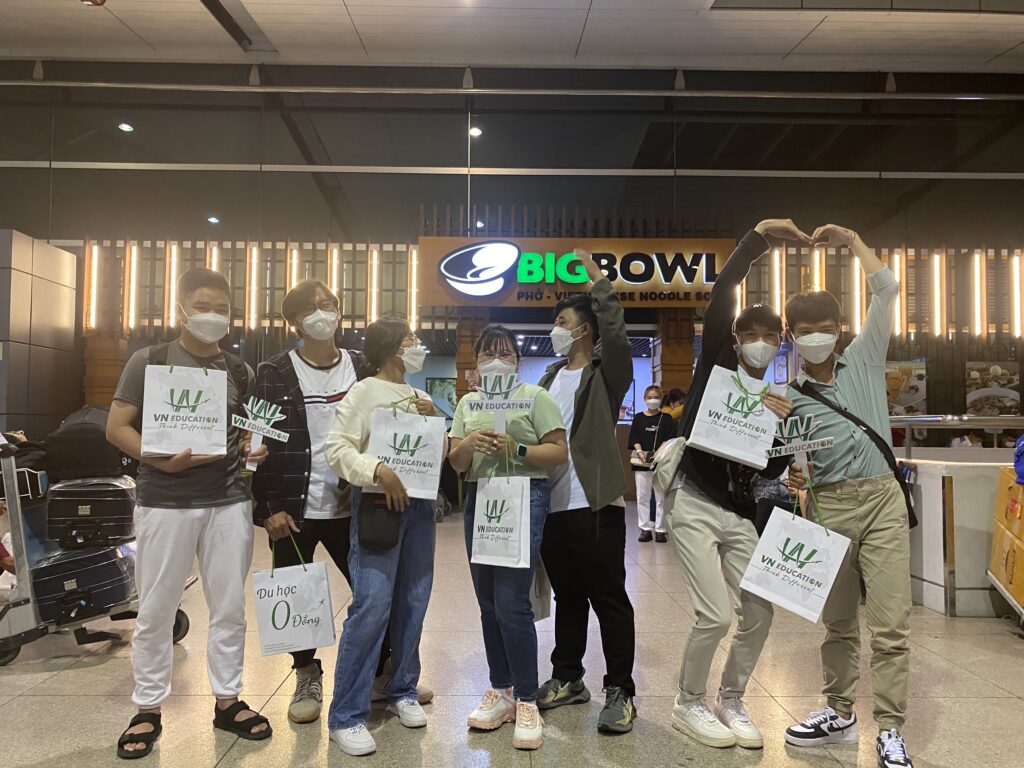 Du học VN Education tiễn bay học sinh